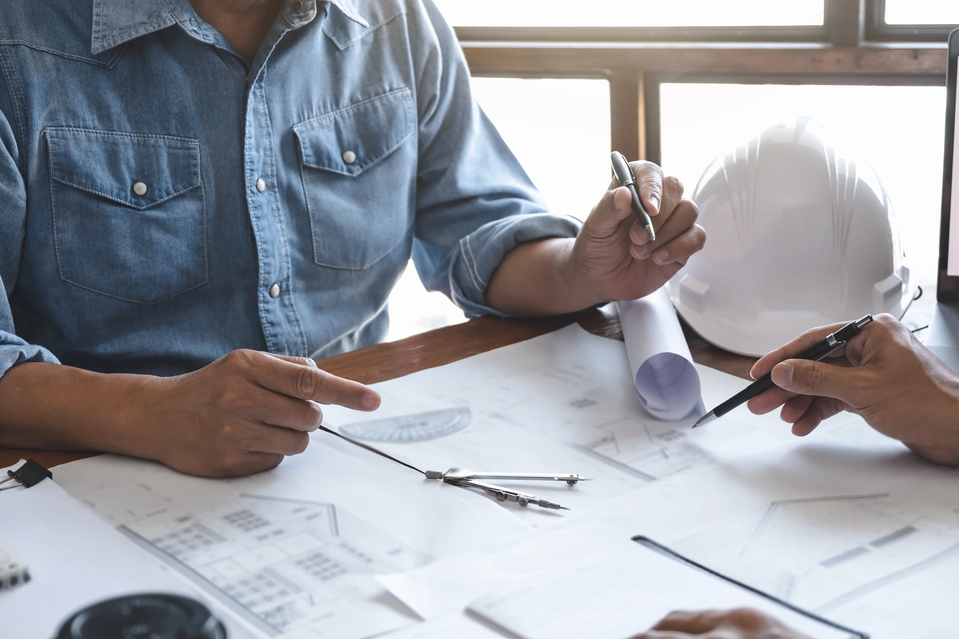 Les architectes et les designers d'intérieur travaillent avec les plans et les documents pour la rénovation d'une maison pour la conception d'une maison.